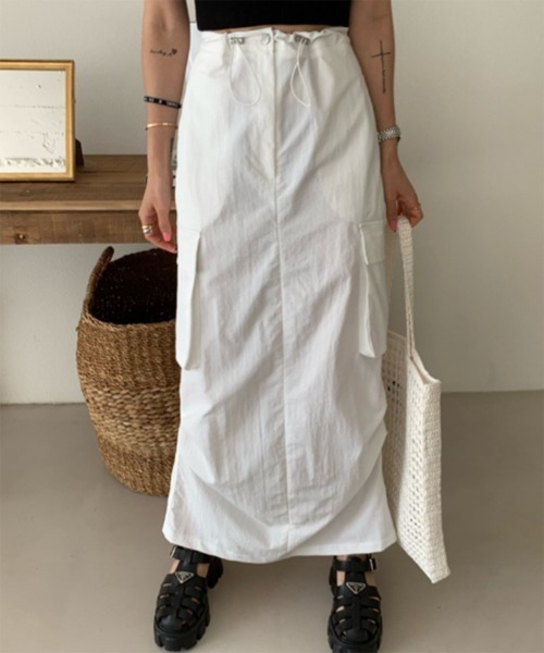 by muni:r（バイ ムニール）の「ナイロンシャーリングロングカーゴスカート（スカート・レディース・ブラック/ホワイト/カーキ・FREE）」の4枚目の写真