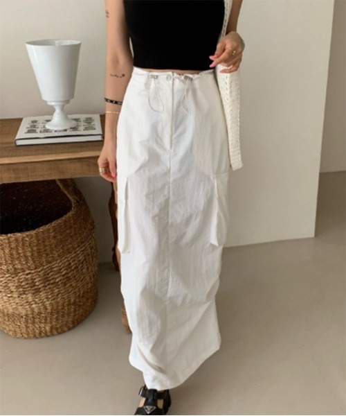 by muni:r（バイ ムニール）の「ナイロンシャーリングロングカーゴスカート（スカート・レディース・ブラック/ホワイト/カーキ・FREE）」の5枚目の写真