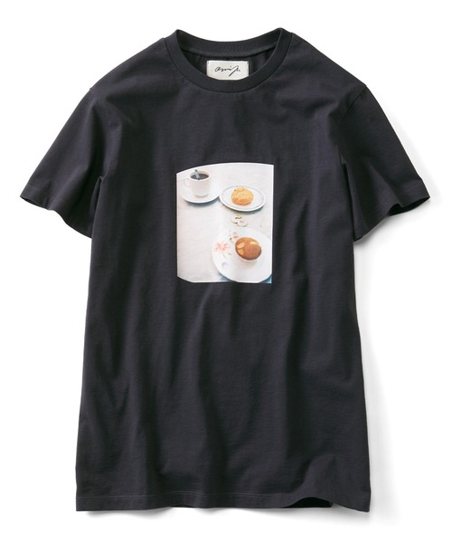 THREE FIFTY STANDARD（スリーフィフティースタンダード）の「ＴＨＲＥＥ　ＦＩＦＴＹ　ＳＴＡＮＤＡＲＤ　小谷実由さんとつくった想い出のフォトＴシャツ〈チャコールグレー〉（Tシャツ/カットソー・レディース・チャコールグレー・X-LARGE/LARGE/MEDIUM/XX-LARGE）」の4枚目の写真