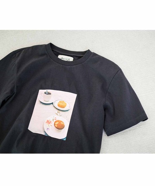 THREE FIFTY STANDARD（スリーフィフティースタンダード）の「ＴＨＲＥＥ　ＦＩＦＴＹ　ＳＴＡＮＤＡＲＤ　小谷実由さんとつくった想い出のフォトＴシャツ〈チャコールグレー〉（Tシャツ/カットソー・レディース・チャコールグレー・X-LARGE/LARGE/MEDIUM/XX-LARGE）」の6枚目の写真
