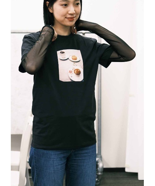 THREE FIFTY STANDARD（スリーフィフティースタンダード）の「ＴＨＲＥＥ　ＦＩＦＴＹ　ＳＴＡＮＤＡＲＤ　小谷実由さんとつくった想い出のフォトＴシャツ〈チャコールグレー〉（Tシャツ/カットソー・レディース・チャコールグレー・X-LARGE/LARGE/MEDIUM/XX-LARGE）」の3枚目の写真