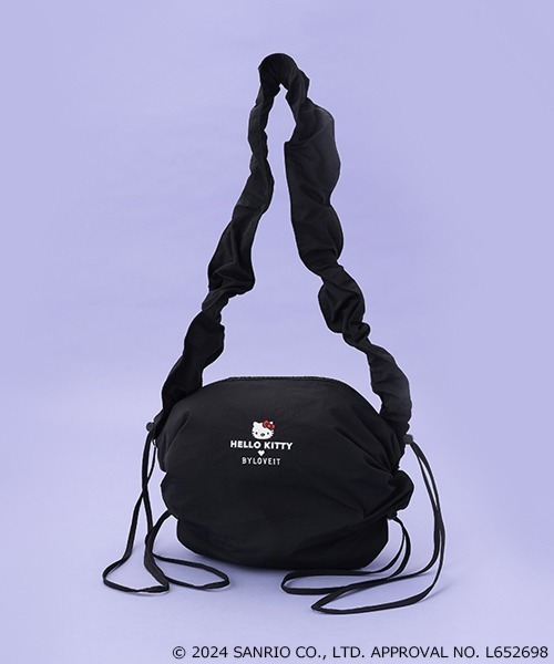 by LOVEiT（バイラビット）の「【ハローキティ】2wayくしゅくしゅバッグ（バックパック/リュック・キッズ・ブラック/アイボリー・FREE）」の2枚目の写真