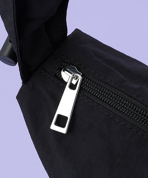 by LOVEiT（バイラビット）の「【ハローキティ】2wayくしゅくしゅバッグ（バックパック/リュック・キッズ・ブラック/アイボリー・FREE）」の4枚目の写真