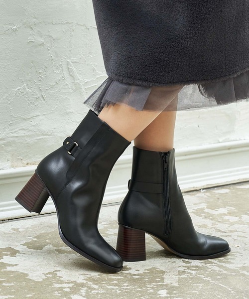 Mode et Jacomo(モードエジャコモ)の「サイドバックルショートブーツ(ブーツ・レディース・ブラウン/ブラック/アイボリー・23cm/23.5cm/24cm/22.5cm/24.5cm)」の2枚目の写真