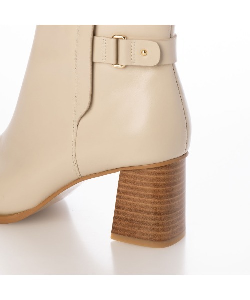 Mode et Jacomo(モードエジャコモ)の「サイドバックルショートブーツ(ブーツ・レディース・ブラウン/ブラック/アイボリー・23cm/23.5cm/24cm/22.5cm/24.5cm)」の7枚目の写真