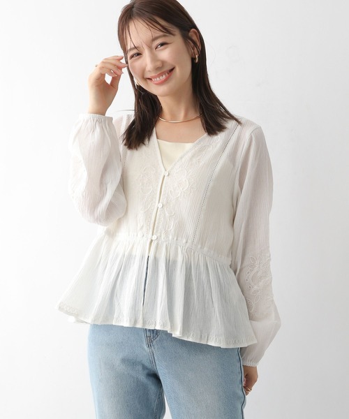 LEPSIM（レプシィム）の「刺繍ペプラムブラウス　128200（シャツ/ブラウス・レディース・ブラック/オフホワイト・FREE）」の2枚目の写真