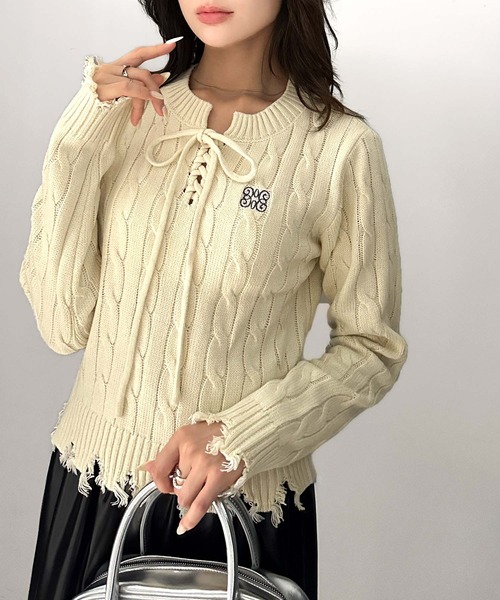 mily bilet(ミウィビレット)の「【mily bilet】大人カジュアルかわいい。レースアップデザイン胸刺繍ケーブルダメージニット(ニット/セーター・レディース・アイボリー/バーガンディー/グレー/チャコールグレー・X-LARGE/SMALL/MEDIUM/LARGE)」の6枚目の写真