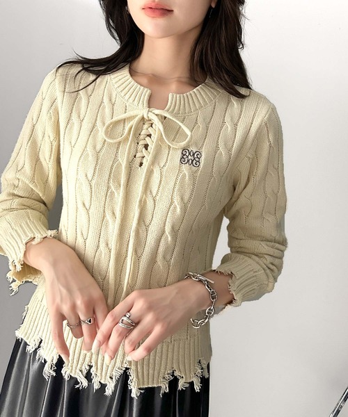 mily bilet(ミウィビレット)の「【mily bilet】大人カジュアルかわいい。レースアップデザイン胸刺繍ケーブルダメージニット(ニット/セーター・レディース・アイボリー/バーガンディー/グレー/チャコールグレー・X-LARGE/SMALL/MEDIUM/LARGE)」の5枚目の写真