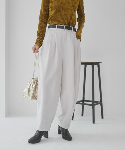 ANGIE(アンジー)の「タックカーブパンツ(スラックス・レディース・グレー/アイボリー/ブラック/ダークグレー・FREE)」の2枚目の写真