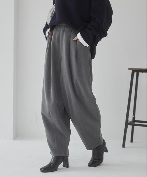 ANGIE(アンジー)の「タックカーブパンツ(スラックス・レディース・グレー/アイボリー/ブラック/ダークグレー・FREE)」の4枚目の写真