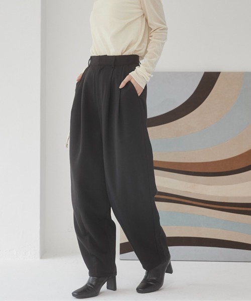 ANGIE(アンジー)の「タックカーブパンツ(スラックス・レディース・グレー/アイボリー/ブラック/ダークグレー・FREE)」の3枚目の写真