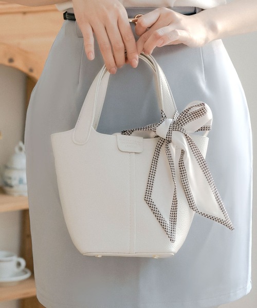 Julia Boutique（ジュリアブティック）の「スカーフ付き2wayハンドバッグ（ハンドバッグ・レディース・レッド/ピンク/ブルー/オフホワイト/ブラック/グレイッシュベージュ・ONE）」の2枚目の写真