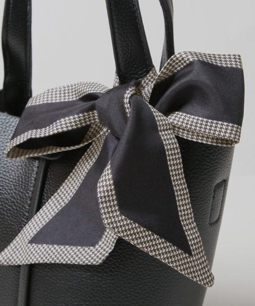 Julia Boutique（ジュリアブティック）の「スカーフ付き2wayハンドバッグ（ハンドバッグ・レディース・レッド/ピンク/ブルー/オフホワイト/ブラック/グレイッシュベージュ・ONE）」の16枚目の写真