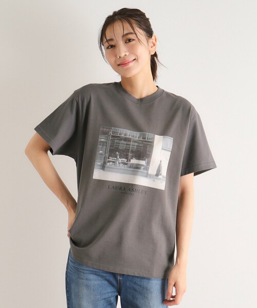 LAURA ASHLEY（ローラアシュレイ）の「【STORY掲載！/大人気！日本製/Laura Ashley ヒストリーフォト】 第一号店 フォトTシャツ（Tシャツ/カットソー・レディース・オフホワイト/ダークグレー・38）」の2枚目の写真