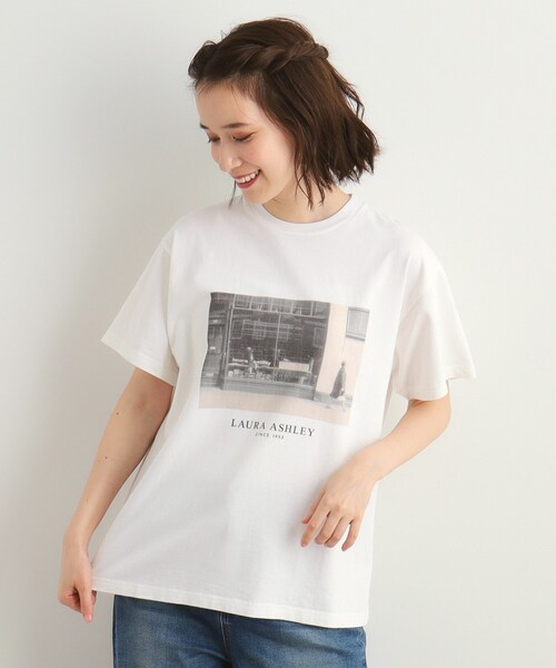 LAURA ASHLEY（ローラアシュレイ）の「【STORY掲載！/大人気！日本製/Laura Ashley ヒストリーフォト】 第一号店 フォトTシャツ（Tシャツ/カットソー・レディース・オフホワイト/ダークグレー・38）」の3枚目の写真