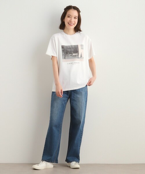 LAURA ASHLEY（ローラアシュレイ）の「【STORY掲載！/大人気！日本製/Laura Ashley ヒストリーフォト】 第一号店 フォトTシャツ（Tシャツ/カットソー・レディース・オフホワイト/ダークグレー・38）」の4枚目の写真