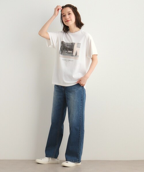 LAURA ASHLEY（ローラアシュレイ）の「【STORY掲載！/大人気！日本製/Laura Ashley ヒストリーフォト】 第一号店 フォトTシャツ（Tシャツ/カットソー・レディース・オフホワイト/ダークグレー・38）」の5枚目の写真