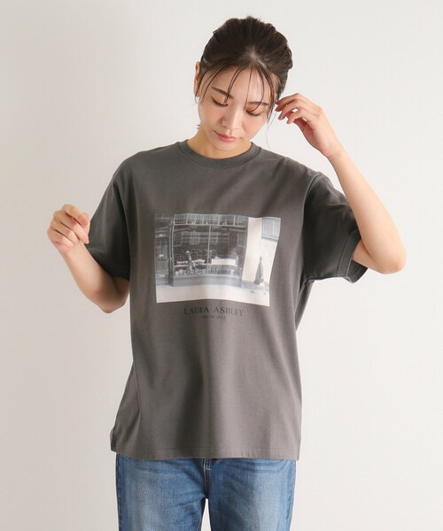 LAURA ASHLEY（ローラアシュレイ）の「【STORY掲載！/大人気！日本製/Laura Ashley ヒストリーフォト】 第一号店 フォトTシャツ（Tシャツ/カットソー・レディース・オフホワイト/ダークグレー・38）」の8枚目の写真