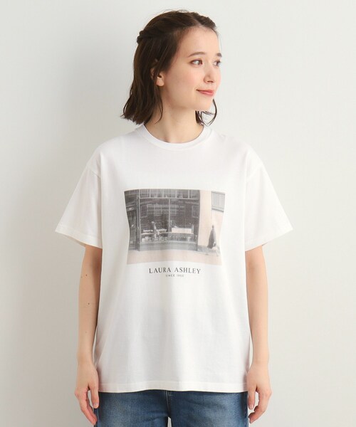 LAURA ASHLEY（ローラアシュレイ）の「【STORY掲載！/大人気！日本製/Laura Ashley ヒストリーフォト】 第一号店 フォトTシャツ（Tシャツ/カットソー・レディース・オフホワイト/ダークグレー・38）」の13枚目の写真