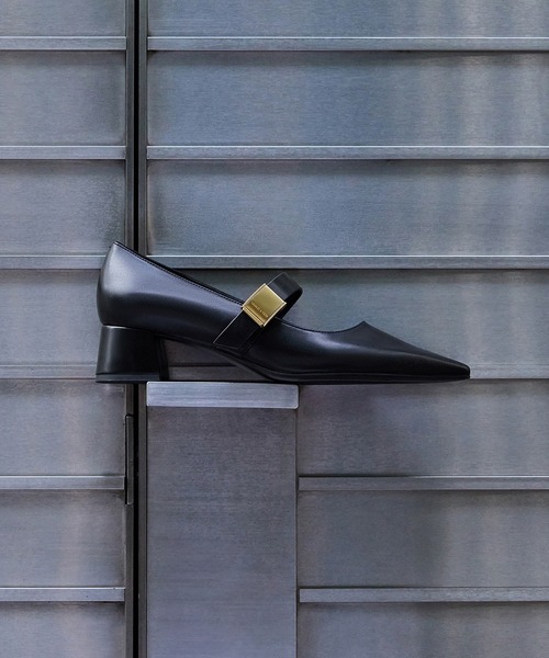 CHARLES & KEITH（チャールズ & キース）の「Yvette イヴェット メタリックアクセントメリージェーンパンプス（パンプス・レディース・ブラック系その他2/ダークブラウン/ブラック/オフホワイト・22.5cm/23cm/23.5cm/24.5cm/25cm/25.5cm/22cm）」の5枚目の写真