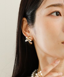JewCas（ジュアキャス）の「JewCas ボタニカルモチーフ淡水パールFlottonエアフィットイヤリング[JC4788]（イヤリング）」
