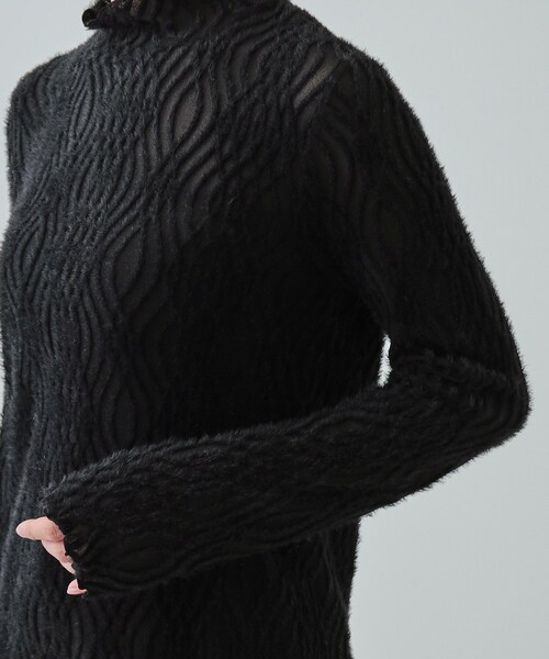 Cutie Blonde(キューティーブロンド)の「【S-LL/洗える】レイヤードコーデに ふわふわフェザー調ウェーブ柄インナー(Tシャツ/カットソー・レディース・ホワイト/ブラック/グレー・01/02/03/04)」の7枚目の写真