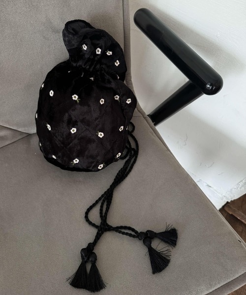 URBAN RESEARCH Sonny Label(アーバンリサーチサニーレーベル)の「フラワー刺繍ベロアミニショルダーバッグ(ショルダーバッグ・レディース・ブラック/ブラウン/ベージュ・ONE)」の2枚目の写真