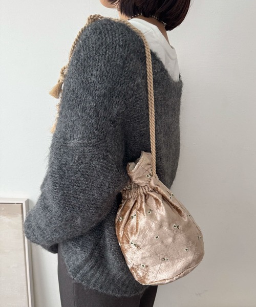 URBAN RESEARCH Sonny Label(アーバンリサーチサニーレーベル)の「フラワー刺繍ベロアミニショルダーバッグ(ショルダーバッグ・レディース・ブラック/ブラウン/ベージュ・ONE)」の4枚目の写真
