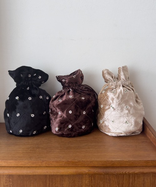 URBAN RESEARCH Sonny Label(アーバンリサーチサニーレーベル)の「フラワー刺繍ベロアミニショルダーバッグ(ショルダーバッグ・レディース・ブラック/ブラウン/ベージュ・ONE)」の6枚目の写真