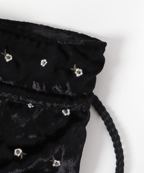 URBAN RESEARCH Sonny Label(アーバンリサーチサニーレーベル)の「フラワー刺繍ベロアミニショルダーバッグ(ショルダーバッグ・レディース・ブラック/ブラウン/ベージュ・ONE)」の14枚目の写真