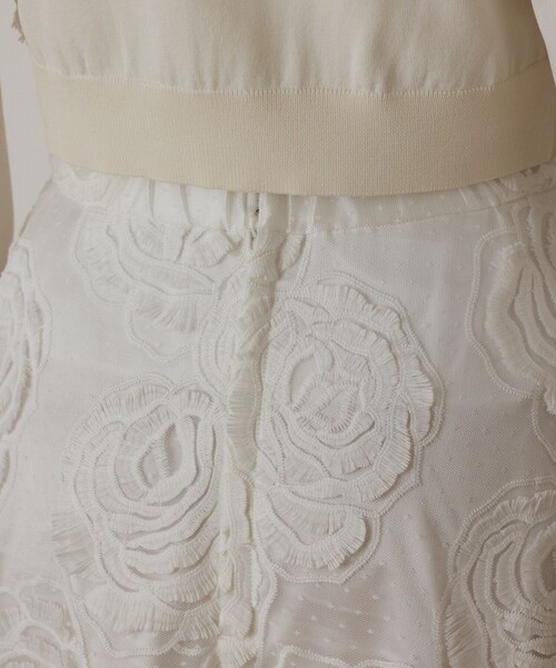 GRACE CONTINENTAL（グレースコンチネンタル）の「ローズ刺繍フレアスカート（スカート・レディース・ホワイト/ブラック・36/38）」の15枚目の写真