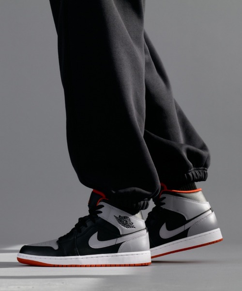 JORDAN BRAND(ジョーダンブランド)の「エア ジョーダン 1 MID シューズ / Air Jordan 1 Mid Shoes DQ8426-006 Black(スニーカー・メンズ・ブラック系その他2・25/25.5/26/26.5/27/27.5/28/28.5/29/29.5/30/30.5/31/32)」の3枚目の写真