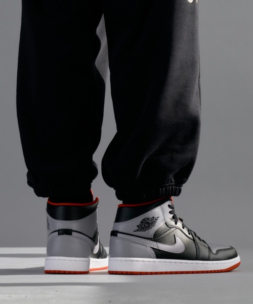 JORDAN BRAND(ジョーダンブランド)の「エア ジョーダン 1 MID シューズ / Air Jordan 1 Mid Shoes DQ8426-006 Black(スニーカー・メンズ・ブラック系その他2・25/25.5/26/26.5/27/27.5/28/28.5/29/29.5/30/30.5/31/32)」の5枚目の写真