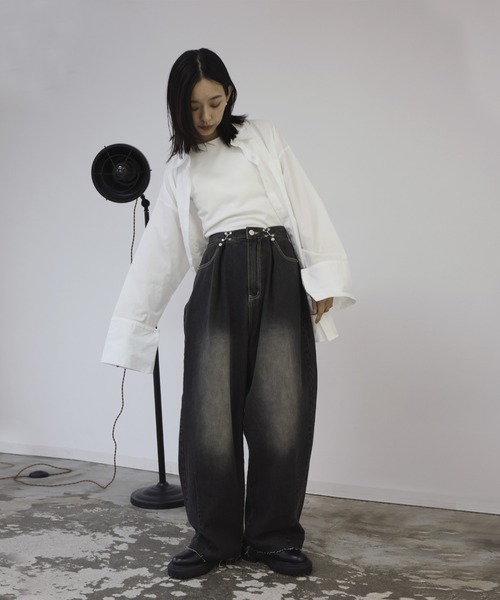 hellam(へラム)の「ウエストホックタックデニム(デニムパンツ・レディース・ブラック/ブルー・MEDIUM/SMALL)」の3枚目の写真