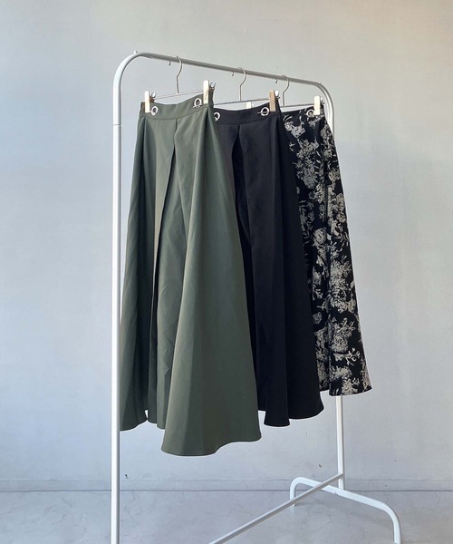 AS KNOW AS plus（アズノゥアズプラス）の「●取り外し可能サスペンダー付き タック入りフレアロングスカート（スカート・レディース・カーキ/ブラック/ブラック系・FREE）」の7枚目の写真