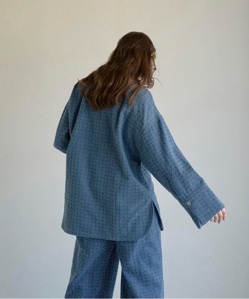 MINERTE（ミネルテ）の「【MINERTE】crush denim big cuffs shirt / クラッシュデニムビッグカフスシャツ（シャツ/ブラウス・レディース・ブルー/インディゴブルー・FREE）」の14枚目の写真