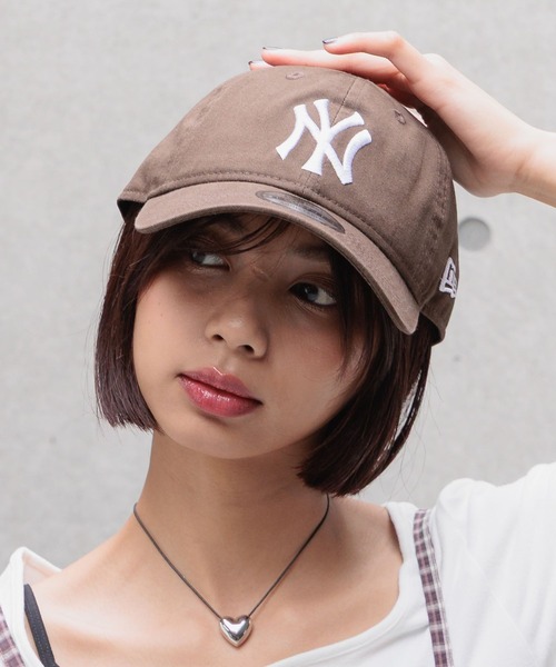 PAGEBOY（ページボーイ）の「【NEWERA】9TWENTY（キャップ・レディース・ブラック/オフホワイト/ベビーピンク/パープル/ネイビー/ダークブラウン/ホワイト系その他4/ワインレッド・MEDIUM）」の5枚目の写真