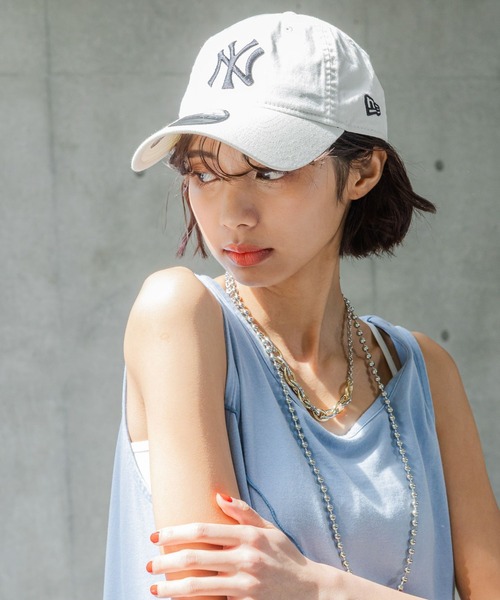 PAGEBOY（ページボーイ）の「【NEWERA】9TWENTY（キャップ・レディース・ブラック/オフホワイト/ベビーピンク/パープル/ネイビー/ダークブラウン/ホワイト系その他4/ワインレッド・MEDIUM）」の2枚目の写真