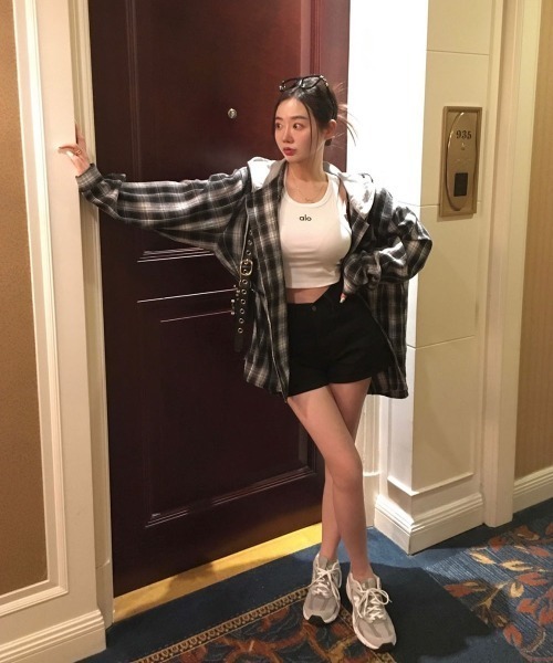 BEIDELLI（ベイデリー）の「[BELLIDE MADE] エアプランジュリーフードチェックシャツ（シャツ/ブラウス・レディース・ブラック/ブラウン/ネイビー・FREE）」の21枚目の写真