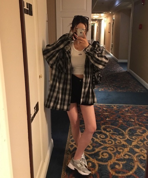 BEIDELLI（ベイデリー）の「[BELLIDE MADE] エアプランジュリーフードチェックシャツ（シャツ/ブラウス・レディース・ブラック/ブラウン/ネイビー・FREE）」の22枚目の写真