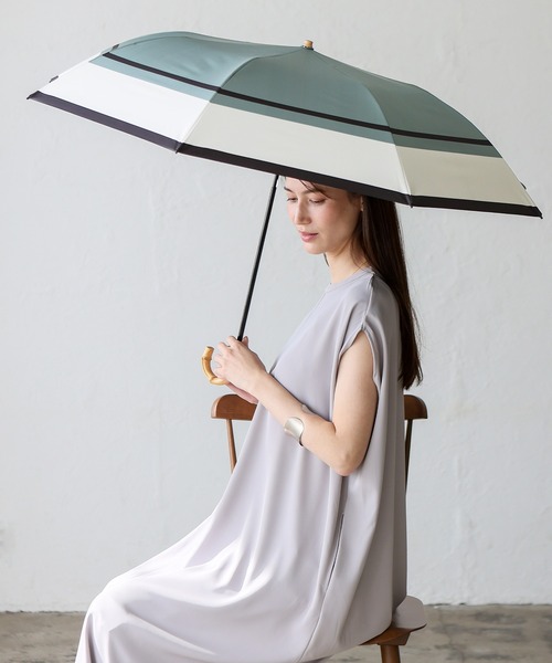 VitaFelice(ヴィータフェリーチェ)の「バンブーハンドル 2段折りショート傘 コンビカラー(晴雨兼用/親骨55cm)遮光率100%(折りたたみ傘・レディース・ローズ/ベージュ×ブラック/ラベンダー/ブルー系/ホワイト×ネイビー/モスグリーン・FREE)」の4枚目の写真
