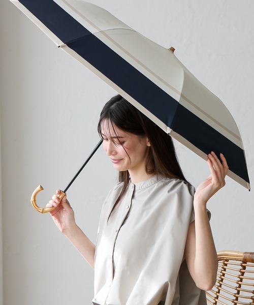 VitaFelice(ヴィータフェリーチェ)の「バンブーハンドル 2段折りショート傘 コンビカラー(晴雨兼用/親骨55cm)遮光率100%(折りたたみ傘・レディース・ローズ/ベージュ×ブラック/ラベンダー/ブルー系/ホワイト×ネイビー/モスグリーン・FREE)」の20枚目の写真