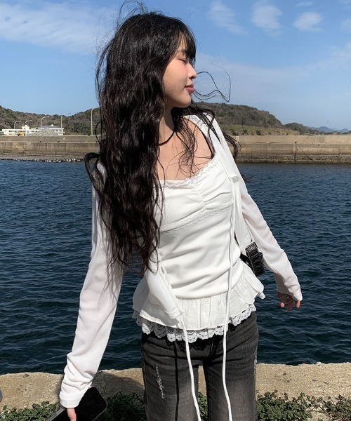 anyonemore（エニワンモア）の「裾レースフリルキャミソール+リボンボレロ風カーディガンセット（カーディガン/ボレロ・レディース・アイボリー/ブラック・FREE）」の4枚目の写真