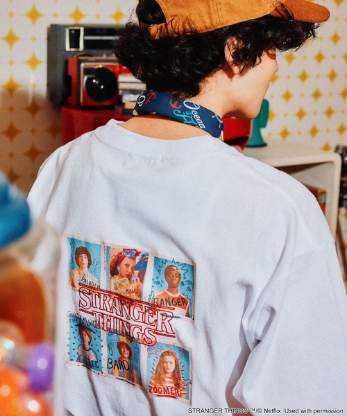 STRANGER THINGS】コラボ プリントTシャツ Season 2（Tシャツ