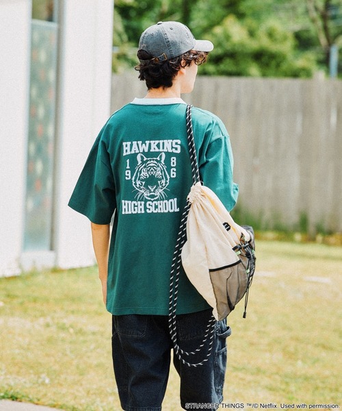 niko and...(ニコアンド)の「【STRANGER THINGS】コラボ プリントTシャツ Season 2(Tシャツ/カットソー・メンズ・レッド/グリーン/ブラック/オフホワイト・LARGE/MEDIUM)」の4枚目の写真