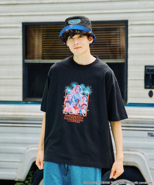 niko and...(ニコアンド)の「【STRANGER THINGS】コラボ プリントTシャツ Season 2(Tシャツ/カットソー・メンズ・レッド/グリーン/ブラック/オフホワイト・LARGE/MEDIUM)」の3枚目の写真