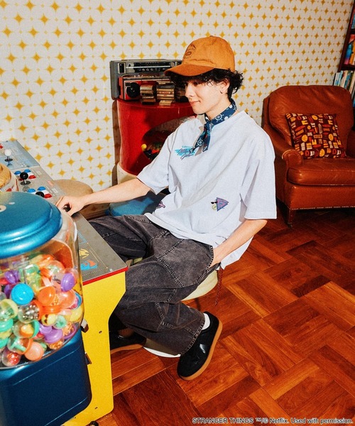 niko and...(ニコアンド)の「【STRANGER THINGS】コラボ プリントTシャツ Season 2(Tシャツ/カットソー・メンズ・レッド/グリーン/ブラック/オフホワイト・LARGE/MEDIUM)」の5枚目の写真