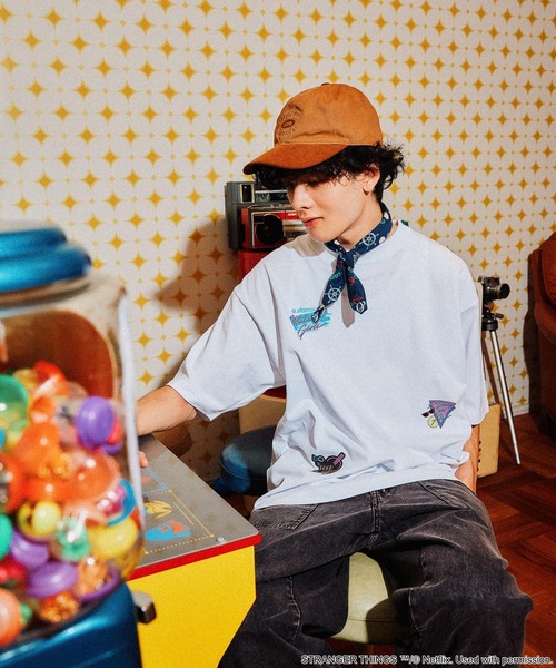 niko and...(ニコアンド)の「【STRANGER THINGS】コラボ プリントTシャツ Season 2(Tシャツ/カットソー・メンズ・レッド/グリーン/ブラック/オフホワイト・LARGE/MEDIUM)」の6枚目の写真