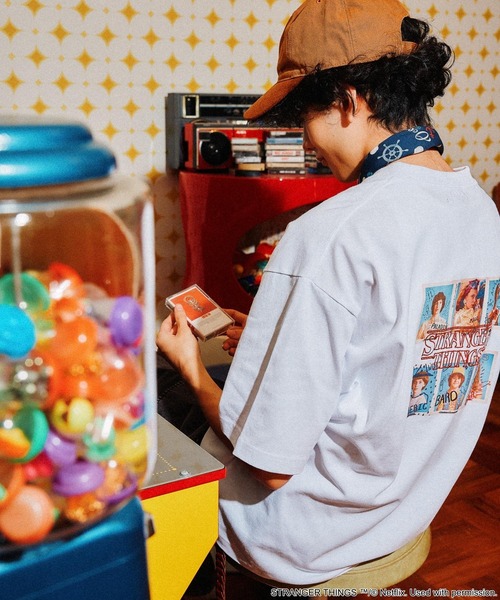 niko and...(ニコアンド)の「【STRANGER THINGS】コラボ プリントTシャツ Season 2(Tシャツ/カットソー・メンズ・レッド/グリーン/ブラック/オフホワイト・LARGE/MEDIUM)」の7枚目の写真