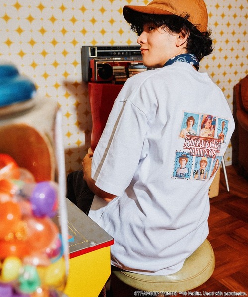 niko and...(ニコアンド)の「【STRANGER THINGS】コラボ プリントTシャツ Season 2(Tシャツ/カットソー・メンズ・レッド/グリーン/ブラック/オフホワイト・LARGE/MEDIUM)」の8枚目の写真